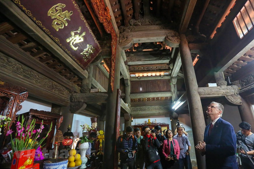 Ahora este año eligió esta actividad para conocer más sobre el culto dedicado a los dioses de la cocina de los ciudadanos vietnamitas en general y los hanoyenses en particular. En la vida moderna, esta costumbre se ha perdido poco a poco. En las ciudades, muy pocas familias mantienen la tradición de elaborar el Banh Chung, y la mayoría los compra en las tiendas. El método para prepararlo también ha cambiado: la olla de hierro fue sustituida por la de presión para ahorrar el tiempo, y casi nunca se ve el fuego de leña. La pérdida de la costumbre es también la desaparición de una parte importante del Tet. (Foto: Vietnam+) 