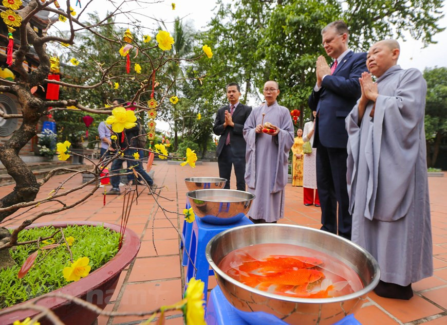 El diplomático expresó su deseo de que las carpas liberadas por él hoy lleven a las divinas de la cocina al cielo, las cuales informarán al Emperador de Jade sobre lo bueno acontecido en su casa. Dijo que en 2020, Vietnam se encargará de la presidencia de la Asociación de Naciones del Sudeste de Asia (ASEAN) y del miembro no permanente del Consejo de Seguridad de las Naciones Unidas para el período de 2020-2021, hechos que ofrecerán oportunidades para que Hanoi y Washington colaboran en la solución de los asuntos regionales de interés mutuo en aras de la paz, estabilidad, colaboración y desarrollo en el área y el mundo. Las exportaciones de Vietnam a Estados Unidos se multiplicaron 4,7 veces más que la tasa promedio de todos los otros mercados, según informó la Cámara de Comercio e Industria del país indochino (VCCI).(Foto: Vietnam+) 