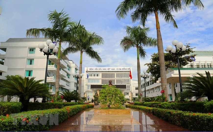 El hospital Dong Hoi Vietnam-Cuba, en la provincia Quang Binh, es un símbolo de la amistad entre ambos países y una de las cinco obras socioeconómicas que el país caribeño presentó a Vietnam en 1973, después de la visita del líder cubano Fidel Castro. (Fuente: VNA)