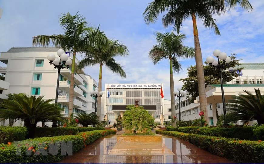 El hospital Dong Hoi Vietnam-Cuba, en la provincia Quang Binh, es un símbolo de la amistad entre ambos países y una de las cinco obras socioeconómicas que el país caribeño presentó a Vietnam en 1973, después de la visita del líder cubano Fidel Castro. (Fuente: VNA)