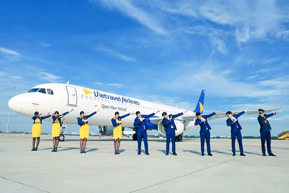 Vietravel Airlines planea vender sus boletos inmediatamente después de obtener la certificación de operador de aeronaves (AOC) y operará su primer vuelo comercial este mes con un avión Airbus A321. Al principio, se centrará en el transporte de turistas y luego ofrecerá servicios a otros pasajeros. (Foto: Vietravel Airlines)