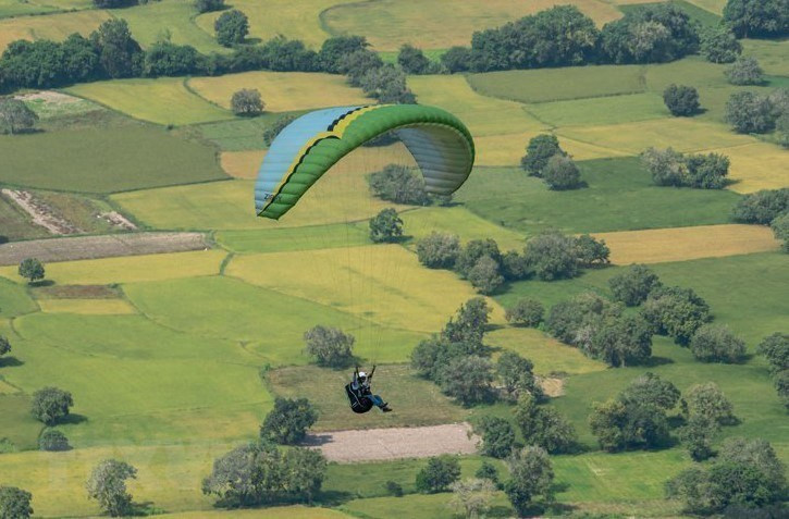 El Comité Popular del distrito de Tri Ton, en la provincia de An Giang, colabora con la Asociación de Parapentes de Hanoi para celebrar el programa de vuelo en parapentes (Fuente: VNA)