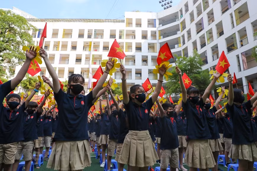 Anteriormente, alrededor de 900 escuelas secundarias y preuniversitarias en esta capital también reanudaron sus actividades académicas desde el 4 de mayo. El director de la sección de Política y Pensamiento del Servicio de Educación y Formación de Hanoi, Hoang Huu Trung, valoró que esos centros docentes mostraron durante la última semana el cumplimiento correcto de las dos tareas: mantener las actividades docentes y aplicar las medidas preventivas del COVID-19. Señaló que el levantamiento de las restricciones de distanciamiento social alivia dificultades para las escuelas en la elaboración de horarios. Asimismo, informó que las escuelas primarias y jardines infantiles organizaron los días 9 y 10 de mayo reuniones con los padres para proporcionarles informaciones sobre las medidas que se aplican para garantizar la seguridad e higiene. (Fuente: Vietnamplus)