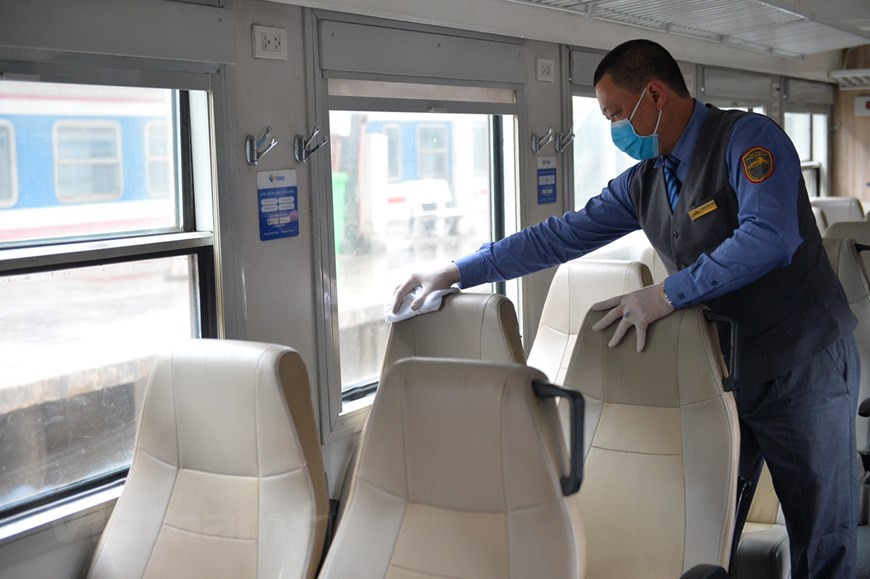 Ante los complicados desarrollos de la epidemia de COVID- 19 en diversas localidades del país, la Administración de Ferrocarriles de Vietnam ha instado a fortalecer las medidas de la prevención y el control de la enfermedad. La entidad exige a las empresas ferroviarias que actualizaran periódicamente la situación de la pandemia para informar diariamente al comité directivo para la prevención y la lucha contra el nuevo coronavirus del sector. En la foto, se limpian los asientos en los trenes, en aras de asegurar la máxima seguridad de los pasajeros y evitar la propagación de la pandemia en la comunidad (Foto: Viet Hung/Vietnam+)