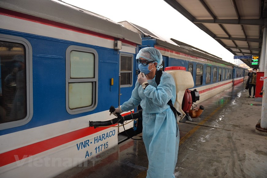 Un trabajador fulmina para desinfectar los vagones de tren, como parte de los esfuerzos del sector para contener la propagación del coronavirus. Ante la situación compleja de la pandemia, la rama ferrocarril decide aplicar muchas medidas, entre ellas pedir a todo el personal que use mascarillas faciales cuando opere, observe a pasajeros con sospecha de infección, notifique inmediatamente al médico de la estación cuando el pasajero se baje del tren para el aislamiento inmediato. Todos los trenes, después de regresar a la estación, deben desinfectarse y limpiarse por dentro y por fuera antes de llevar pasajeros en el siguiente trayecto. (Foto: Viet Hung/Vietnam+)