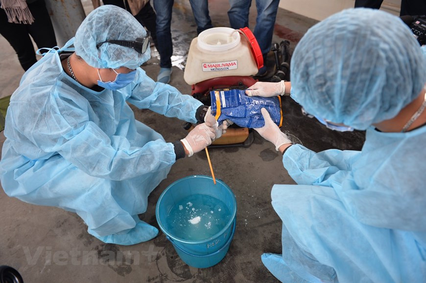 Los trabajadores del Centro de Medicina Preventiva del sector ferroviario hacen una solución desinfectante para limpiar los vagones, con el fin de evitar la propagación del coronavirus. Ante la evolución compleja de la pandemia en muchas localidades, se ha implementado simultáneamente una serie de medidas como fortalecer la higiene, recomendar el lavado de manos y aplicar soluciones antisépticas en todas las estaciones y medir la temperatura corporal de los pasajeros. Para los viajeros, antes de subir al tren, deben hacer una declaración médica electrónica obligatoria en casa, usar mascarillas faciales y limitar los viajes en el vagón si no es absolutamente necesario. (Foto: Viet Hung/Vietnam+) 