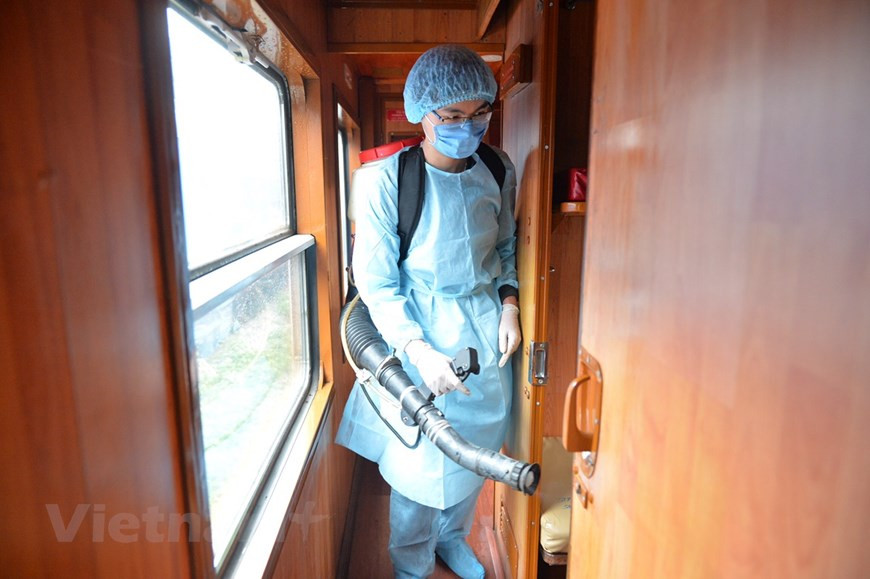 El sector fortalece la inspección y exige que las empresas ferroviarias implementen estrictamente una serie de medidas de prevención del nuevo coronavirus. Es necesario conservar mapas de asientos de los pasajeros en los trenes, incluyendo información completa sobre los viajeros como nombre, dirección y teléfono de contacto para facilitar la búsqueda de información cuando sea necesario. Se desinfectan periódicamente los vagones y toman medidas de control de la pandemia según la dirección del Ministerio de Salud. Además, se presta atención a asegurar la seguridad de los puestos importantes para la operación de los trenes como el operador y conductor. (Foto: Viet Hung/Vietnam+)