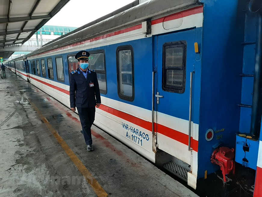 Un trabajador del sector ferroviario lleva las mascarillas para evitar riesgos de contraer el coronavirus, en cumplimiento de las medidas de seguridad emitidas por el gobierno. En todas las estaciones, se intensifica el saneamiento ambiental. Los empleados en contacto con los pasajeros deben usar máscaras cuando trabajen, fortalecer la propaganda a los residentes y viajeros sobre las medidas de prevención de enfermedades a través del sistema de radio según requisitos establecidos por el Ministerio de Salud. Sobre la base de la situación real y la demanda de viajes, el sector ferroviario ajusta los horarios de los trenes cumpliendo la dirección del Gobierno y el Ministerio de Transporte. (Foto: Viet Hung/Vietnam+)