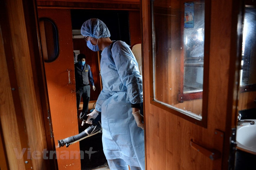 La Corporación de Ferrocarriles de Vietnam se encarga de inspeccionar e identificar lugares de alto riesgo del coronavirus como estaciones principales, paradas cerca del aeropuerto, estaciones con alta densidad de pasajeros y los trenes de pasajeros abarrotados. Se garantiza el suministro de dispositivos de detección y prevención de la epidemia de acuerdo con la normativa del Ministerio de Salud, con el fin de evitar en la mayor medida posible, la incidencia y la propagación de enfermedades entre los pasajeros y los empleados del sector. La desinfección de los vagones tiene como objetivo prevenir la expansión de la epidemia del coronavirus y ofrecer la máxima seguridad para los viajeros. (Foto: Viet Hung/Vietnam+)
