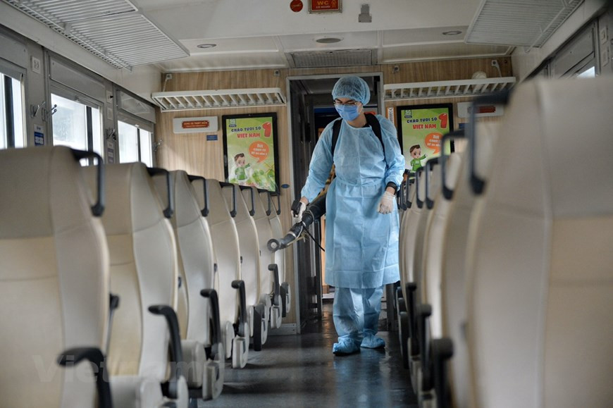 Ante la evolución compleja de la pandemia de COVID- 19 en el país y en el mundo, el sector ferroviario nacional ha realizado muchas medidas drásticas y oportunas para contener el avance del virus. Se localizan los lugares de alto riesgo y se garantiza el suministro de equipos de la detección y la prevención de la epidemia, en consonancia con la normativa establecida por el Ministerio de Salud. En aras de proteger la salud de los pasajeros y evitar la expansión del coronavirus, el sector ferroviario lleva a cabo la desinfección de los vagones y los asientos en sus trenes. (Foto: Viet Hung/Vietnam+)