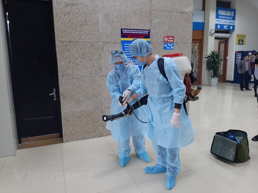El equipo de protección y los pulverizadores realizan la desinfección en un edificio, cumpliendo con los estándares de seguridad del sector de la salud. Frente al complicado desarrollo de la epidemia, la Corporación Ferrocarril de Vietnam ha llevado a cabo muchas medidas para prevenir el nuevo coronavirus en la nueva situación y garantizar la seguridad de los pasajeros del tren. La empresa despliega el personal médico para controlar y detectar de inmediato si hay un pasajero tiene síntomas de infección, instruir a los pasajeros para que hagan la declaración médica electrónica, se sometan a la medición de la temperatura corporal y usen los nasobucos antes embarcar. (Foto: Viet Hung/Vietnam+) 