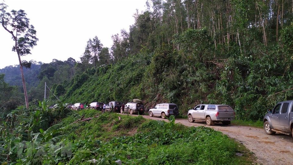 Vehículos entran en el área del deslizamiento de tierra en la comuna de Tra Leng (Foto: Tran Le Lam / VNA)
