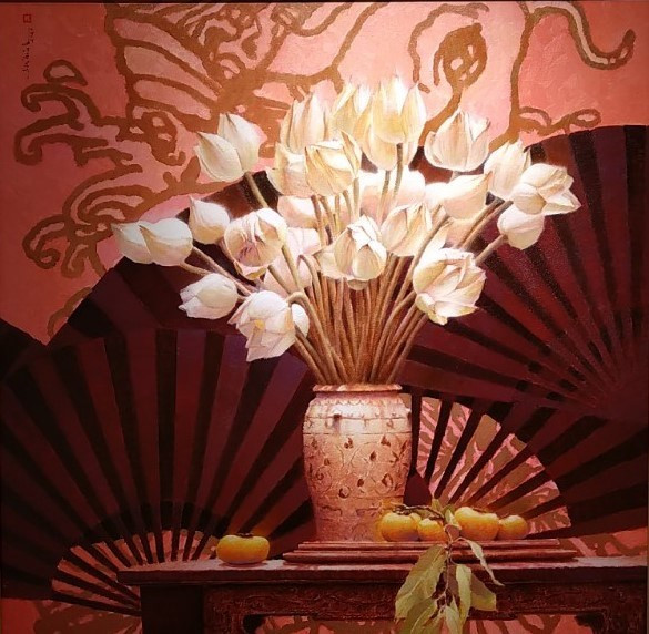 La doble exposición muestra las flores por temporada de Hanoi y los símbolos nacionales de los países de la Asociación de Naciones del Sudeste Asiático (ASEAN). La más popular sigue siendo la flor de loto, un emblema nacional de Vietnam, representada en la obra "Sen Trang" (Flor de loto blanco) del pintor Bui Duy Khanh. La planta de loto, cuyo nombre científico es Nelumbo, siempre ha sido amada y honrada por la mayoría de los vietnamitas, y reconocida por el público internacional. La flor, que surge del barro, simboliza la nobleza y el carácter indomable del ser humano ante las adversidades. La imagen del loto juega un papel muy importante en las obras arquitectónicas, escultóricas y artísticas vietnamitas a lo largo de los siglos. (Foto: Vietnam+)