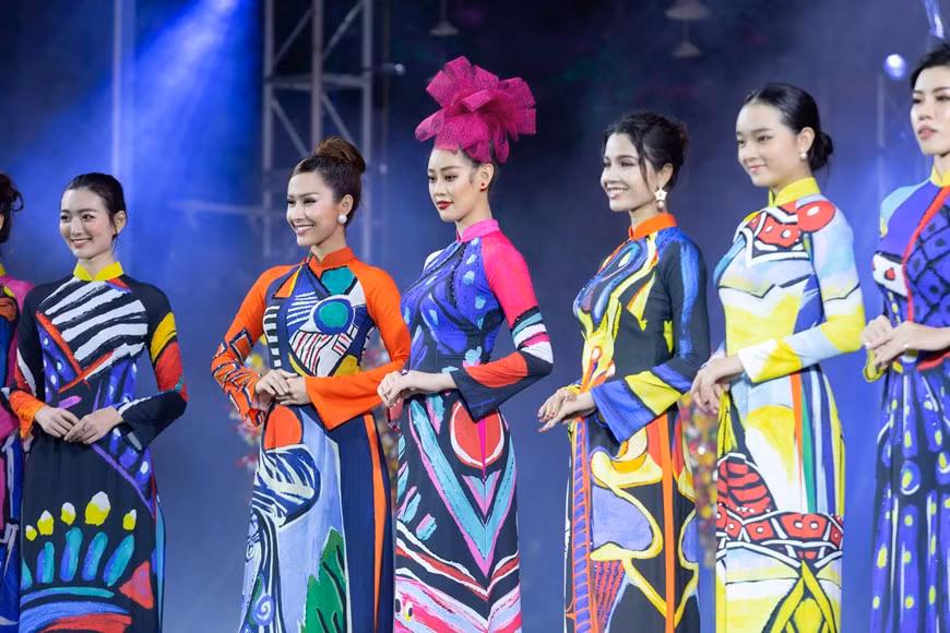 Como "Miss Ao dai" en las dos temporadas de Miss Universo Vietnam, Nguyen Tran Khanh Van demuestra su clase cuando se puso el traje, actuó con gracia en el escenario. Ella compartió: "Es un orgullo llevar el ao dai tradicional, Khanh Van espera que a través del Ao Dai de este año, los amigos internacionales entiendan más sobre este hermoso vestido. Esta también es una rara ocasión en la que las bellezas usan lápiz labial rojo para el diseño de maquillaje, combinando el cabello de moño alto. En la actualidad, Miss Khanh Van está practicando activamente para prepararse para Miss Universo 2020. (Fuente: Vietnamplus)