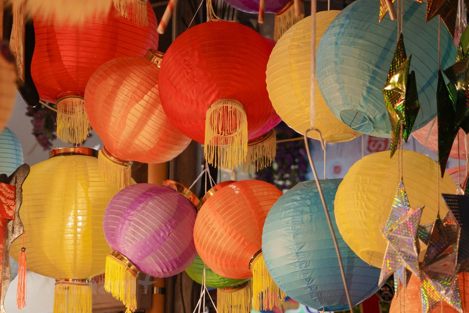 Linternas de papel con diversos colores. (Foto: Minh Hieu / Vietnam +)