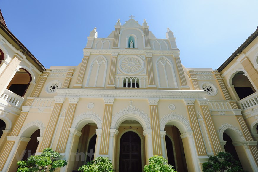 El altar de Long Song es la arquitectura más antigua en comparación con el resto del área completa. Originalmente construyeron solo una iglesia, pero después se amplió la construcción para convertirse en el subseminario de Long Song. En aquella época, utilizaban este lugar para la enseñanza de los monjes. Dentro de esa área está la antigua imprenta de Lang Song, uno de los primeros tres impresores de libros en el alfabeto nacional moderno de Vietnam, que incluyen la imprenta de Tan Dinh (en Saigón), la imprenta de Ninh Phu (en Hanoi) y la imprenta del subseminario de Lang Song (en provincia de Binh Dinh). (Foto: Vietnam+)