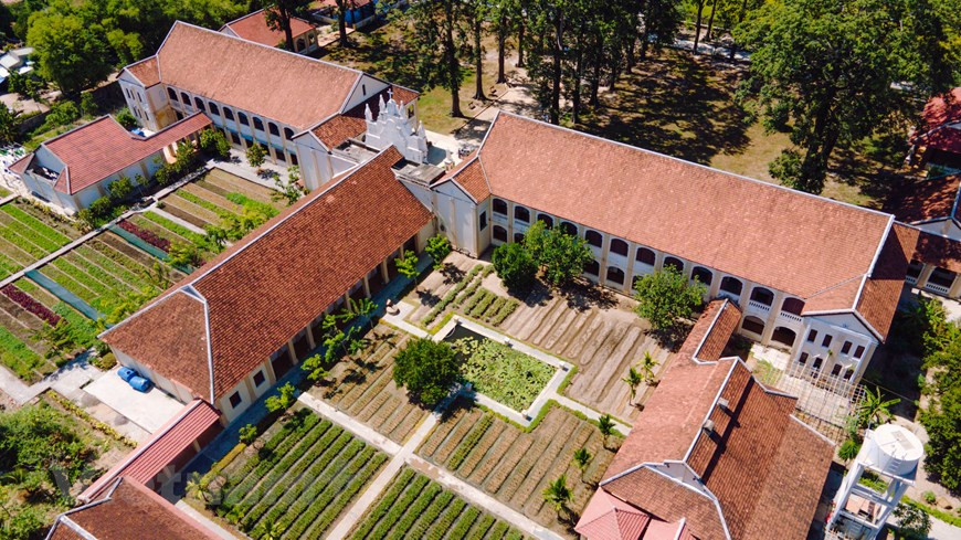 El subseminario Long Song se construyó con la arquitectura gótica, el estilo europeo típico para iglesias y palacios. Este lugar conserva las características antiguas y rústicas, especialmente los antiguos árboles que han vivido durante cientos de años. Desde la distancia, la iglesia aparece como un punto culminante entre los inmensos campos verdes, creando una hermosa imagen. El lugar no solo cuenta con el subseminario, sino también con un conjunto de catedrales de la Diócesis de Dong Dang Trong. En especial, se encuentra una imprenta establecida por el obispo Eugène Charbonnier Tri, un gran contribuyente al nacimiento y la difusión del alfabeto moderno nacional de Vietnam en sus primeros días. (Foto: Vietnam+)