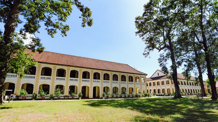 La imprenta de Long Song fue construida en 1872 y dañada en 1885. En 1904, el obispo Damien Grangeon Man la reconstruyó y asignó al padre Paul Maheu como director. Después el padre Paul Maheu estudió en Hong Kong y dominó todas las técnicas de impresión de aquel momento. Según los documentos, solo en 1922, bajo la dirección del padre Maheu, la imprenta de Lang Song imprimió un total de 18 mil publicaciones periódicas, mil libros de todo tipo y 32 mil otras publicaciones. En particular, el semestre de Loi Tham contó con mil 500 libros publicados en toda Indochina. El total de publicaciones de la imprenta ese año totalizó 63 mil 185 publicaciones y tres millones 407 mil páginas. (Foto: Vietnam+)