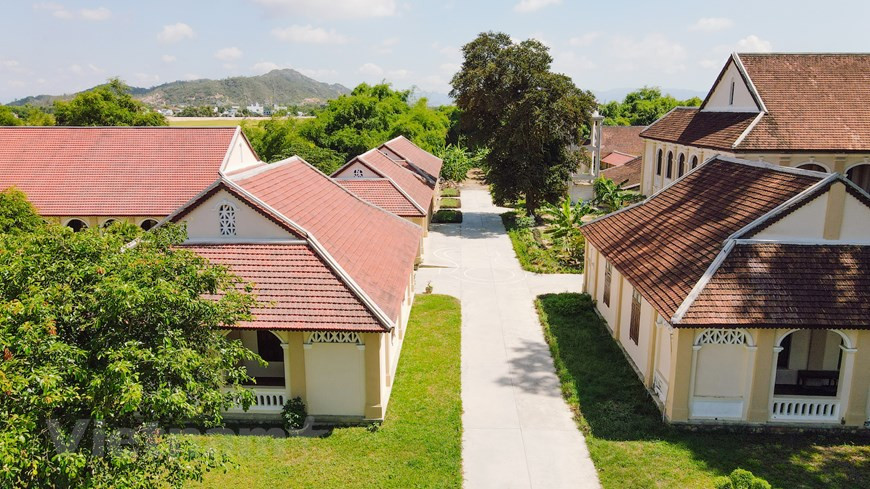 La imprenta de Lang Song fue una de las tres primeras instalaciones en imprimir libros en el alfabeto vietnamita (Quoc Ngu), el sistema de escritura vietnamita basado en el alfabeto romano. El idioma vietnamita originalmente se escribió basándose en la letra china clásica, seguido del desarrollo de la escritura vietnamita nativa (Nom), antes de la adopción de Quoc Ngu. Según la historia, dos misioneros, el francés Alexandre de Rhodes y el portugués Francisco de Pina, ayudaron a Vietnam a desarrollar el Quoc Ngu. El sistema de escritura fue adoptado oficialmente en las escuelas y en la administración de Vietnam en 1919. (Foto: Vietnam+)