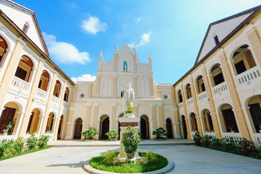 A primera vista, la fachada del subseminario de Long Song se parece mucho a la antigua Catedral de Paul en Macao, construida por los portugueses. Aunque no es tan majestuosa como la Catedral de Paul, el subseminario de Long Song aún mantiene casi todas las características arquitectónicas antiguas. A lo largo de los siglos con muchos altibajos, el subseminario de Long Song todavía conserva su belleza antigua. Los turistas aún pueden contemplar las escaleras de madera, los marcos de la puerta tallados en la fachada y el altar. Todos dejan una fuerte impresión a los visitantes al entrar al subseminario. (Foto: Vietnam+)