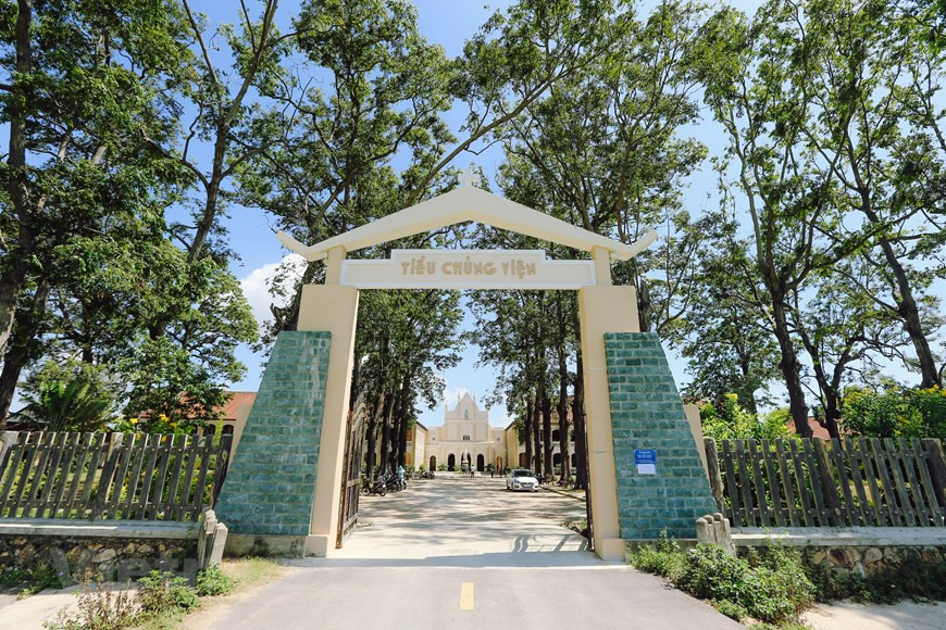 Al acercarse a la puerta del subseminario, muchos visitantes se sentirán abrumados por una tierra muy similar a la antigua Europa. Uno de los aspectos más destacados del lugar es el área de unos dos mil metros cuadrados y los árboles de más de 200 años. La parte principal del subseminario está decorada con los marcos simétricos, las flores decorativas y los arcos apuntados, muy familiares en la construcción arquitectónica de la catedral en Europa y el mundo. Debido a su belleza poética y antigua, muchos turistas añaden este lugar a su lista de destinos obligados cuando visitan la provincia de Binh Dinh.Al acercarse a la puerta del subseminario, muchos visitantes se sentirán abrumados por una tierra muy similar a la antigua Europa. Uno de los aspectos más destacados del lugar es el área de unos dos mil metros cuadrados y los árboles de más de 200 años. La parte principal del subseminario está decorada con los marcos simétricos, las flores decorativas y los arcos apuntados, muy familiares en la construcción arquitectónica de la catedral en Europa y el mundo. Debido a su belleza poética y antigua, muchos turistas añaden este lugar a su lista de destinos obligados cuando visitan la provincia de Binh Dinh. (Foto: Vietnam+)