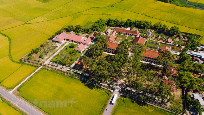 El subseminario de Long Song, se ubica en la aldea de Quang Van, del distrito de Tuy Phuoc, en la provincia sureña de Binh Dinh. A unos 20 kilómetros al noreste de la provincia de Quy Nhon, es una parada muy conveniente para la excursión de los turistas. Según los ancianos, originalmente el subseminario, que antes fue una Iglesia, se nombraba Lang Song (aldea de ríos), ya que estaba rodeada de los campos y ríos. Luego con el tiempo, el letrero en la puerta de la aldea se desvaneció. Cuando se pintó de nuevo, la palabra “Lang” se cambió por “Long”, y el nombre “Long Song” (dentro de ríos) es utilizado por muchas personas hasta ahora. (Foto: Vietnam+)
