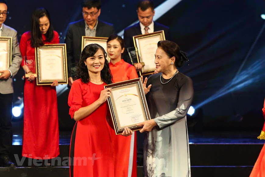 La reportera Cao Thuy Giang, del periódico electrónico Vietnamplus de la Agencia Vietnamita de Noticias recibe el primer premio por su destacada obra sobre el combate contra el coronavirus en la categoría de multimedia. El conjunto de artículos de la autora reflejan vívida y sinceramente la participación de todos los estratos sociales y las fuerzas en la lucha y prevención contra la pandemia durante meses en todas las ciudades y provincias del país. Según el Comité Organizador, un total de 30 obras de periodistas, medios de prensa, casas editoriales extranjeros y de vietnamitas residentes en Ultramar fueron enviadas al concurso (Fuente: Ta Hien/Vietnamplus)