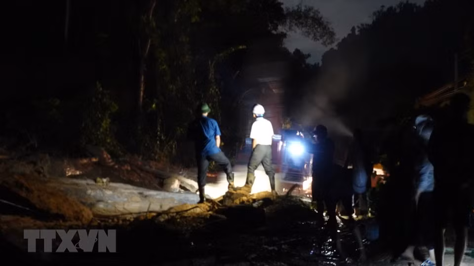 Los rescatistas abren el camino hacia la zona del deslave de tierra en la comuna de Tra Leng. (Foto: Vy Thi / VNA)
