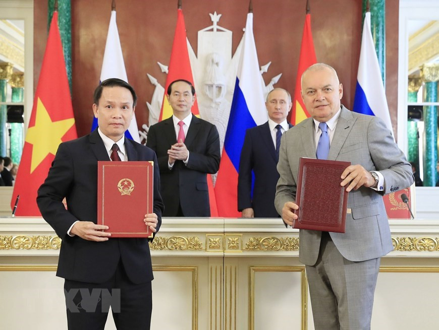 La VNA y la agencia noticiosa rusa Sputnik rubricaron un acuerdo de colaboración bajo la observancia del entonces presidente vietnamita, Tran Dai Quang, y su homólogo de Rusia, Vladimir Putin, en Moscú, el 29 de junio de 2017 (Foto: VNA)