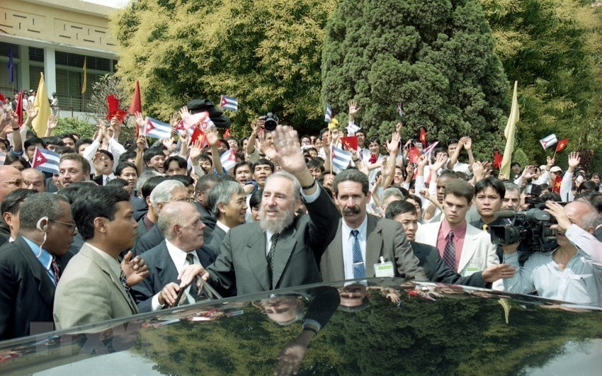 Fidel Castro, Primer Secretario del Comité Central del Partido Comunista de Cuba y Presidente de los Consejos de Estado y de Ministros, visitó la Universidad Politécnica de Hanoi, el 23 de febrero de 2003, durante su visita oficial a Vietnam. (Fuente: VNA)