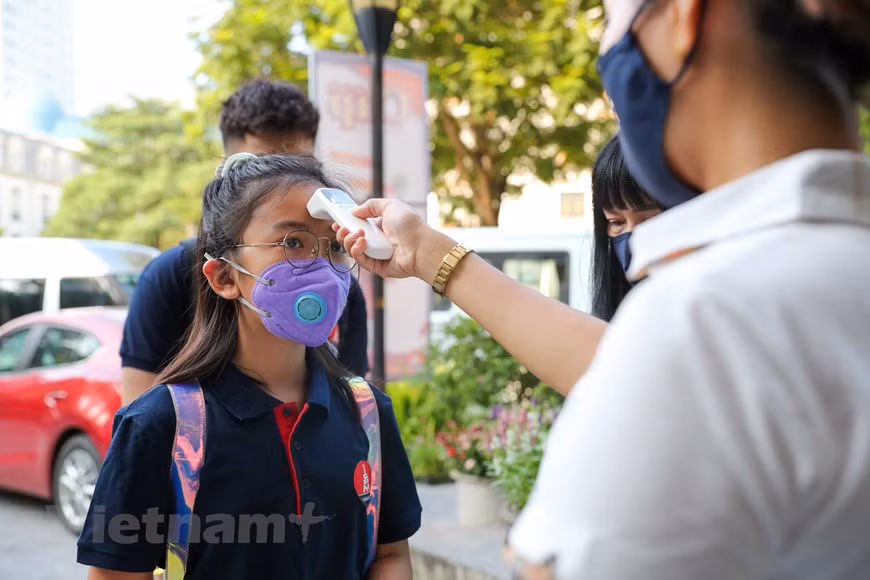El jefe de Enseñanza Media del Ministerio de Educación y Formación (MEF), Nguyen Xuan Thanh, urgió a celebrar el acto de apertura de forma breve pero mantener el significado y mostrar el lema "Dejar de ir a la escuela pero no abandonar el estudio" para que los alumnos sientan el ambiente de regreso a las clases en todo el país y no piensen que están fuera del lugar. Hanoi cuenta con dos mil 794 escuelas y más de 2,1 millones de alumnos, siendo una de las localidades vietnamitas con mayor número de los educandos. En los actos de apertura no se efectúan desfiles para recibir a nuevos alumnos ni se soltarán globos al cielo. (Fuente: Vietnamplus)