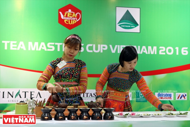 La concursante Nguyen Kim Anh con una colega de Hanoi preparando su té. (Fuente: VNA)