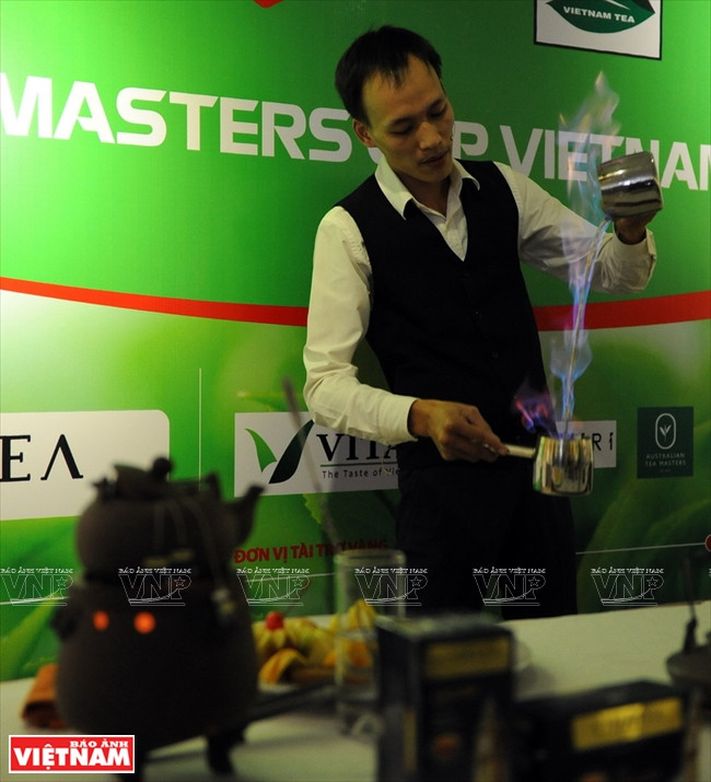 Una sofisticada combinación entre el vino y el té del concursante Do Van Hoa. (Fuente: VNA)