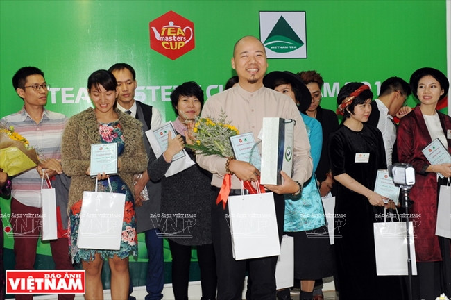 Nguyen Viet Hung (en el centro) ganó el premio en la categoría "Preparación del té" y será el representante de Vietnam en el concurso internacional Tea Masters Cup 2017. (Fuente: VNA)