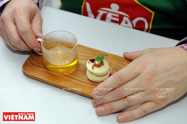Maridaje del té con pan y salsa de camarones, lo que distingue especialmente la presentación de la concursante Ngo Thu Huyen. (Fuente: VNA)