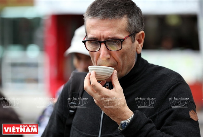 Un turista disfrutando del té en el concurso Tea Master Cup Vietnam. (Fuente: VNA)