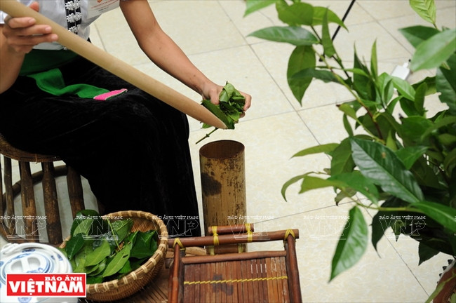 Con una distinguida representación de "Golpeando el té verde" (una forma tradicional de preparación del té de los Thai en Quy Hop- Nghe An), la concursante Tran Thi Ly impersionó al jurado. (Fuente: VNA)