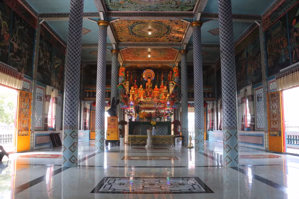 En el interior del santuario principal del templo Sa Lon, se venera solo a Buda Shakyamuni. (Foto: VNA)