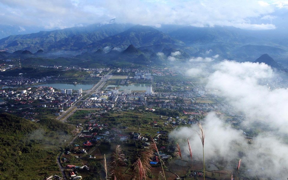 Al pararse en la cima de Lao Ty Phung, los turistas pueden contemplar la ciudad de Lai Chau escondida entre las nubes (Foto: VNA)