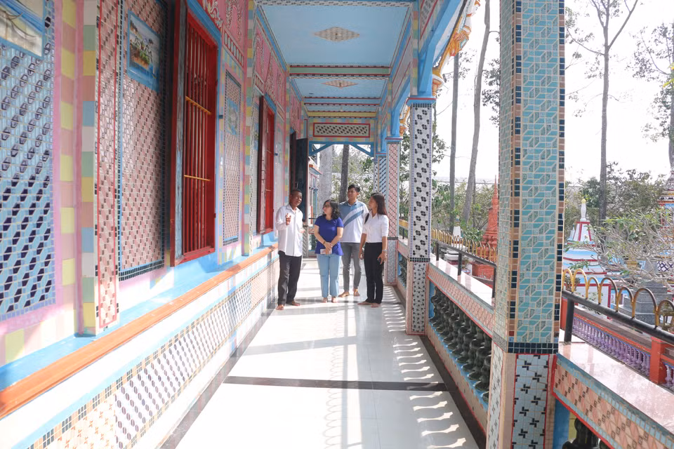 El pasillo del santuario principal del templo Sa Lon (Foto: VNA) 