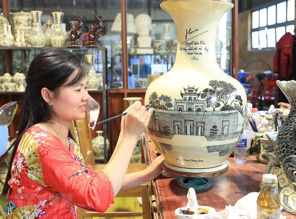 Los alfareros de Chu Dau poseen manos hábiles y arte visual. (Fuente: VNA)