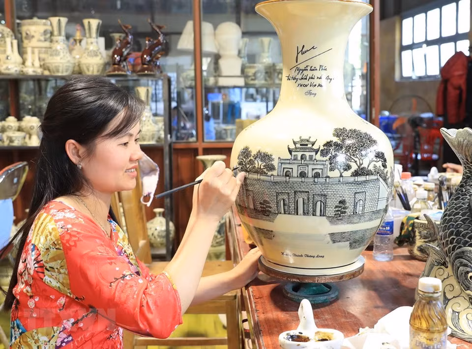 Los alfareros de Chu Dau poseen manos hábiles y arte visual. (Fuente: VNA)