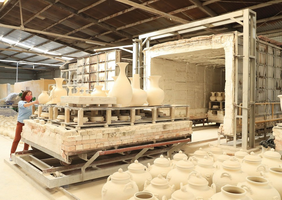 Los pasos de producción en la compañía de sociedad anónima de cerámica Chu Dau. (Fuente: VNA)