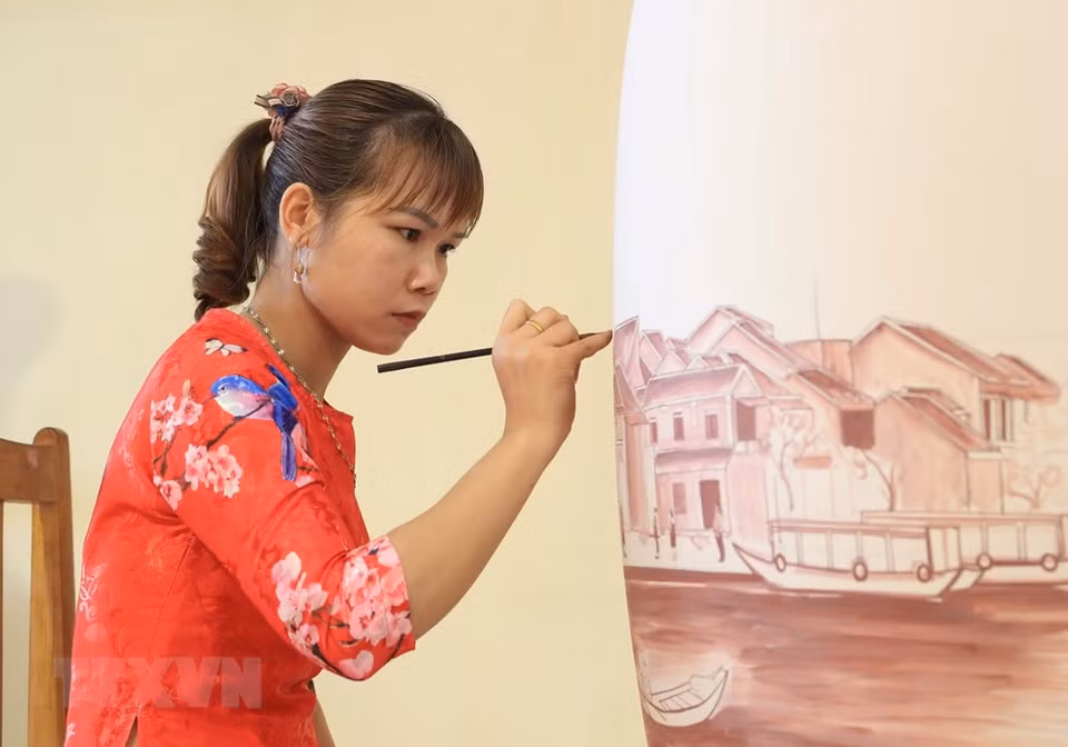 Los alfareros de Chu Dau poseen manos hábiles y arte visual. (Fuente: VNA)