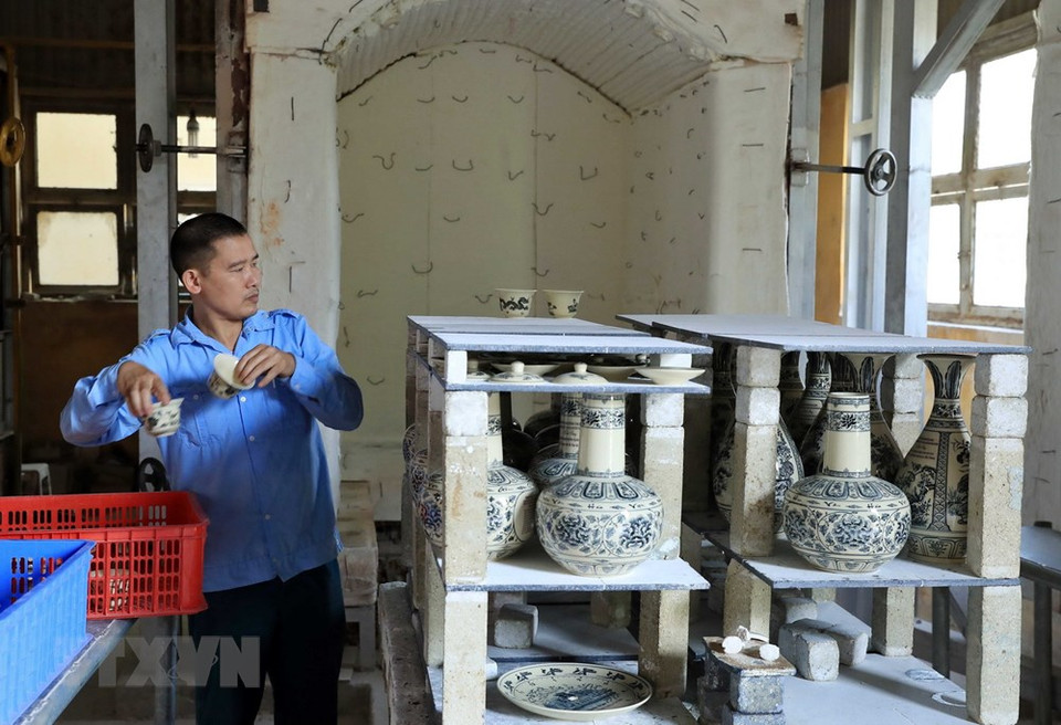 Los pasos de producción en la compañía de sociedad anónima de cerámica Chu Dau. (Fuente: VNA)