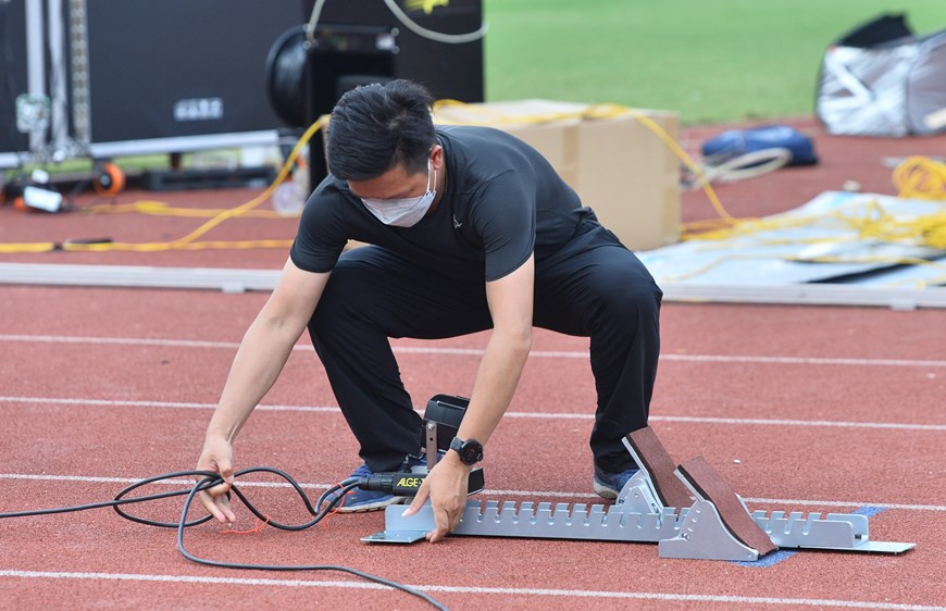 En el transcurso de la primera prueba de los equipos, los árbitros por supuesto no pudieron evitar dificultades. Sin dudas, el buen conocimiento de los nuevos equipos sería obligatorio para una organización eficaz en las próximas competiciones del torneo.Los nuevos equipos se caracterizan por incorporar las mejores tecnologías aplicadas al deporte, por tanto sirven de apoyo a los árbitros y atletas durante los partidos.Hace solo unos días, los equipos importados que cumplen con los estándares internacionales llegaron al Estadio de My Dinh, las instalaciones demandan una concentración estricta por parte de los árbitros y expertos técnicos en las operaciones pilotos. (Fuente: Vietnam+)