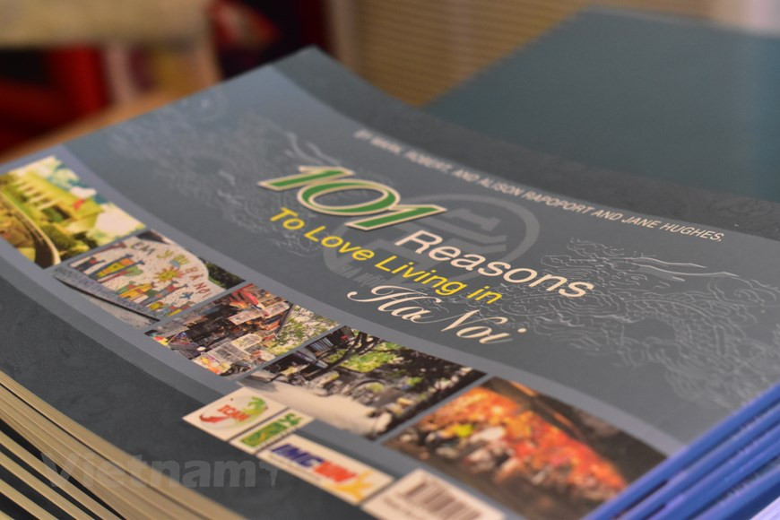 “Entrego estos artefactos al Museo de Mujeres Vietnamitas porque quiero y confío en este lugar. Será un sitio que podrá realizar bien la preservación y promoción del valor de los objetos. Queremos ayudar al público y a los visitantes a comprender mejor sobre la cultura vietnamita”, compartió Mark Rapoport.Al recibir este gran regalo, la directora adjunta del museo, Nguyen Thi Tuyet, afirmó que cada objeto siempre será apreciado, preservado y explotado de manera efectiva por su entidad para las actividades profesionales.Los asistentes a la ceremonia también tuvieron la oportunidad de recibir el libro "101 razones para amar vivir en Hanoi”, escrito por Mark Rapoport./. (Foto: Vietnam+) 