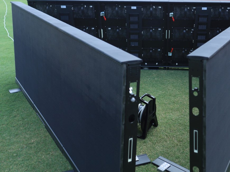 Muchas pantallas de LED también se instalaron, con el fin de mostrar los parámetros profesionales, facilitando así las competiciones de los atletas.Además de verificar el rendimiento de los deportistas y probar los dispositivos, el torneo previo a los SEA Games también sirve como una guía para que los atletas puedan saber cómo participar adecuadamente en la ley y familiarizarse con el entorno de la competencia. Se trata de una de las ventajas de la selección de atletismo del país anfitrión. En los próximos juegos regionales, el equipo vietnamita de atletismo tiene como objetivo ganar de 15 a 17 medallas de oro. (Fuente: Vietnam+)