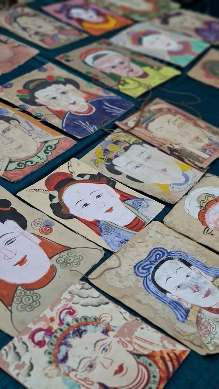 “A veces me encuentro con un objeto que me lleva en una dirección completamente nueva para mis colecciones, por ejemplo los artefactos espirituales de las minorías étnicas montañosas del norte, típicamente pinturas de adoración”, dijo Mark Rapoport.Según expuso, halló muy interesante que la mayoría de esas pinturas tenían hilos atados a la frente del sacerdote, lo cual ayuda a conectarse con la deidad representada en la imagen. La mayoría de los rostros en las pinturas son masculinos y solo alrededor de un 10 por ciento de pinturas de deidades femeninas, por lo que Mark pasó mucho tiempo buscando pinturas de diosas femeninas para su colección. (Foto: Vietnam+)