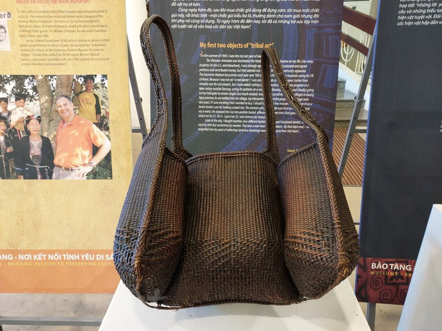 El interés de Mark por la cultura tradicional vietnamita despertó cuando visitó una aldea de minoría étnica en la provincia central de Quang Ngai. En ese momento, el intérprete le explicó que la gente ahí era muy pobre y estaba dispuesta a vender artículos de su hogar si alguien quería comprar.Por curiosidad y compasión, Mark compró en aquel momento una canasta de arroz y una bolsa de tres compartimentos que parecía una mochila. Después de esos primeros objetos, el médico creó excelentes colecciones sobre la cultura de los grupos étnicos en Vietnam. Incluso, estableció un pequeño museo privado llamado Gallery 54 Traditions en 33 Hang Bun, Hanoi, para exhibir sus recopilaciones. (Foto: Vietnam+) 